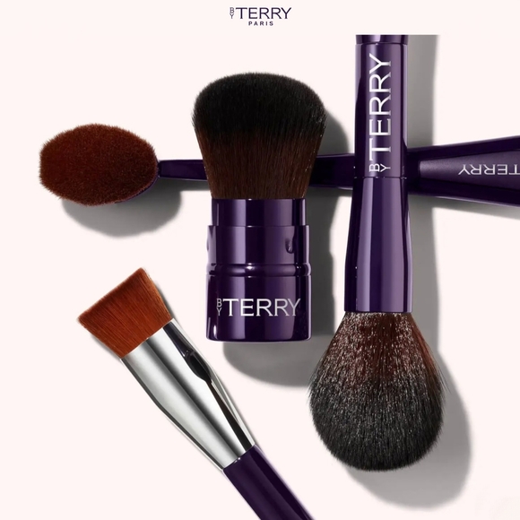 By Terry Gunzsburg Retractable Kabuki Brush - Picture 2 of 9